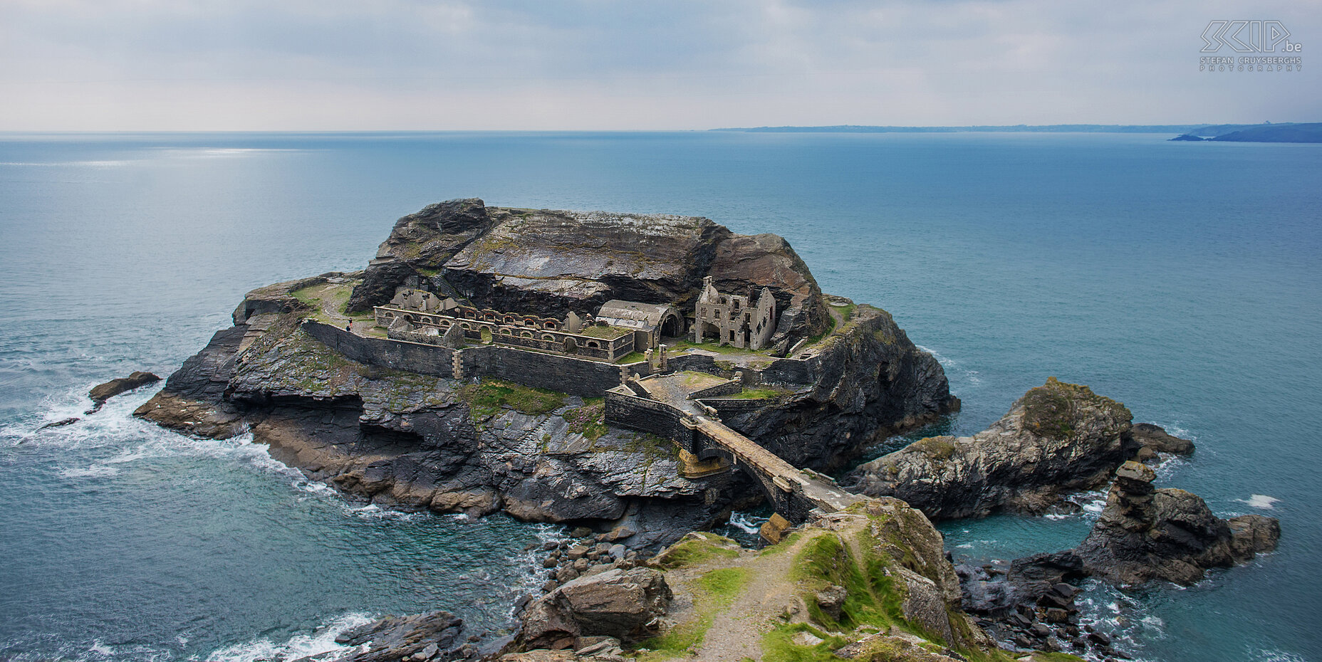 Crozon - Fort des Capucins Het Fort des Capuchins ligt op de rotseilandje  nabij het dorpje Roscanvel op het Crozon schiereiland in Bretagne. Het rotseilandje heeft de vorm van een biddende monik, vandaar de naam Capuchins. Het fort werd gebouwd in 1848. Stefan Cruysberghs